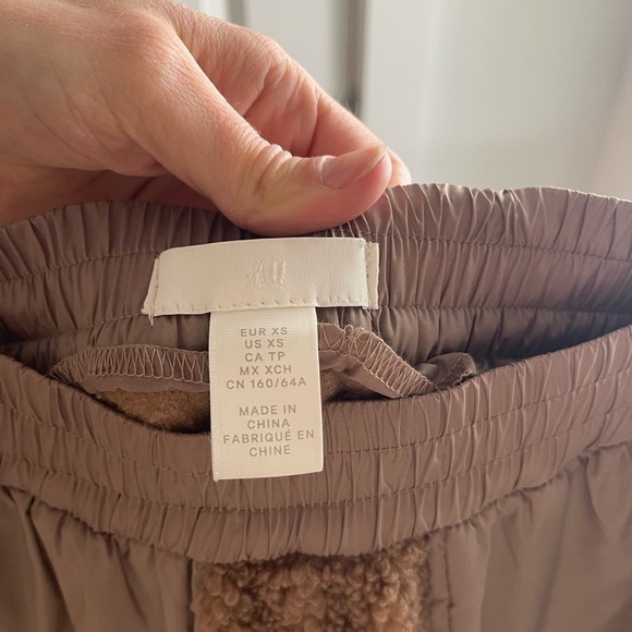 H&M Colorblock Faux Shearling Jogger Tan - XS - Picture 4 of 5